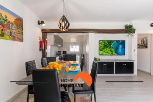 Una cocina y un comedor con mesa y sillas. en #267 Cozy Villa Casablanca, en Vale de Pedras