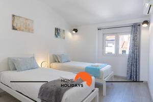 Un dormitorio pequeño con dos camas y una ventana. en #267 Cozy Villa Casablanca, en Vale de Pedras 62 fotos más