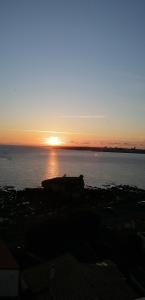 un coucher de soleil sur un plan d'eau avec le soleil couchant dans l'établissement Chez Bibi, à Saint-Georges-de-Didonne