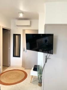 Televízia a/alebo spoločenská miestnosť v ubytovaní Cannes Centre - 500m Palais de Festival - Banane