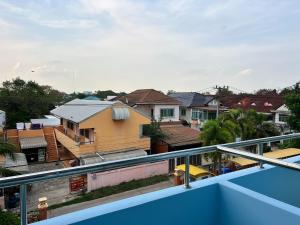 ein Blick auf eine Stadt von einem Balkon in der Unterkunft Sunshine Place Udon in Udon