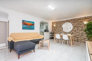 ein Wohnzimmer mit Sofa und Tisch in der Unterkunft Isabel apartment in Carvoeiro