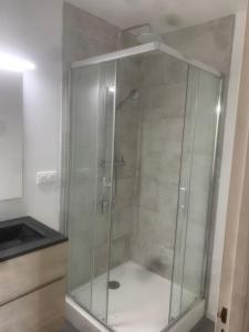 アングレットにあるChambre privée Anglet Quintaouのバスルーム(ガラス張りのシャワー付)が備わります。