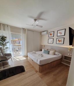 アロヨ・デ・ラ・ミエルにあるEstudio Centrico Irisのベッド、テレビ、ソファのある寝室 +18枚の写真