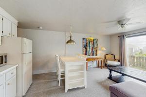 プロビンスタウンにあるBay Colony Retreatのテーブルと白い冷蔵庫のあるキッチン +31枚の写真