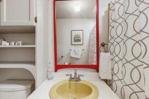 プロビンスタウンにあるBay Colony Retreatのバスルーム(シンク、赤い鏡付)