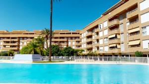 Kolam renang di atau dekat dengan Tirolina by Edeal HOMES