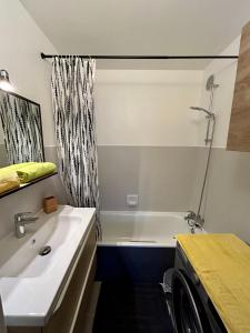 Cocoon vue Mer ☆ en face du Port de Golfe-Juan ☆的一间浴室