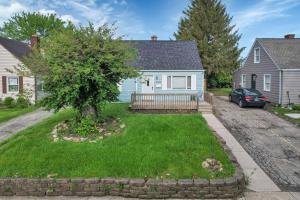 een huis met een boom in de voortuin bij Housepitality - The Sunset House in Columbus