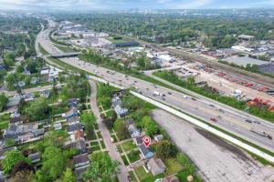 een bovengronds uitzicht op een snelweg met verkeer erop bij Housepitality - The Sunset House in Columbus