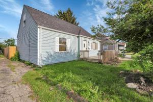 een klein wit huis met een tuin bij Housepitality - The Sunset House in Columbus +34 foto's