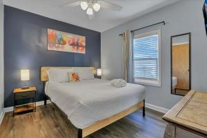 een slaapkamer met een bed en een raam bij Housepitality - The Sunset House in Columbus