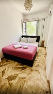 Postel nebo postele na pokoji v ubytování Μοντέρνο μεγάλο διαμέρισμα με σάουνα ,δωρεάν parking, κατοικίδια κοντά στην Ακρόπολη
