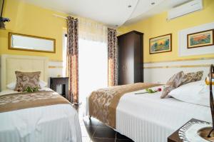 um quarto de hotel com duas camas e uma janela em Apartments Scepanovic em Tivat