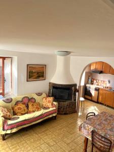 un soggiorno con divano e camino di La Casetta nel Borgo a Mezzana