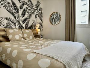 维勒班Suite Mendoza - Check in h24 - Wifi的卧室配有一张壁挂着大植物的床