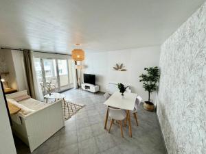 维勒班Suite Mendoza - Check in h24 - Wifi的客厅里有一张桌子和一张沙发