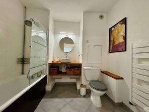 维勒班Suite Mendoza - Check in h24 - Wifi的带马桶和水槽的浴室