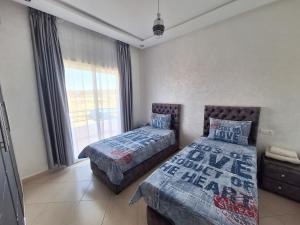 Postel nebo postele na pokoji v ubytování Bel appartement climatisé, avec piscine et parking souterrain gratuit, à deux pas de la mer + 40 fotografií