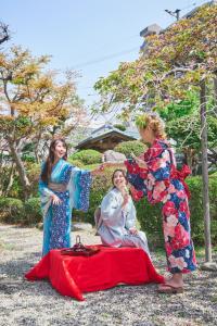 a group of women standing around a woman sitting on the ground at Newly opened special price ,Traditional Japanese house 130 m2 private,3 bedrooms,Fountain,Zen Japanese garden,2 free parking spaces in Beppu