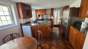 una cocina con armarios de madera y una mesa de madera con un Sidx Sidx Sidx Sidx Sidx. en Upper Northgate street, en Chester