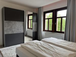 Giường trong phòng chung tại Wohnung im historischen Bahnhof, Drei Annen Hohne