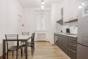 a kitchen with a table and chairs in a room at Danito Rooms 2 matrimoniale in Ancona