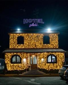 Budova, kde se hotel nachází + 11 fotografií
