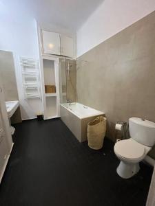 Un baño con un inodoro blanco y un lavabo. en Tunis centre, vue sur le Belvédère, en Túnez