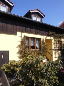 uma casa com uma árvore em frente em Ferienhaus Waterstrat em Stolberg i. Harz