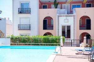 a swimming pool in front of a building at Esplendor beiramar refúgio na Praia del Rey B9 in Amoreira