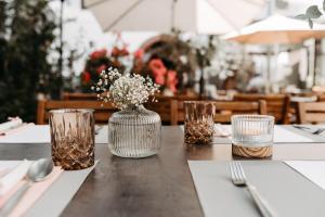 Reštaurácia alebo iné gastronomické zariadenie v ubytovaní Das Stadthaus