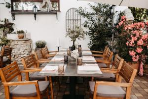 Reštaurácia alebo iné gastronomické zariadenie v ubytovaní Das Stadthaus