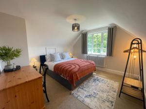 Postel nebo postele na pokoji v ubytování Mill Down Cottage Vineyard Retreat