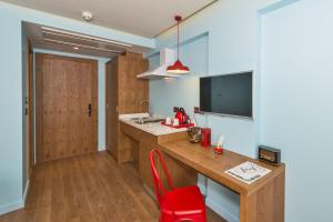Kuchyň nebo kuchyňský kout v ubytování Taksim Istanbul Nis Hotel - Istiklal Street