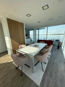 Et opholdsområde på schwimmende Villa Haus Beach