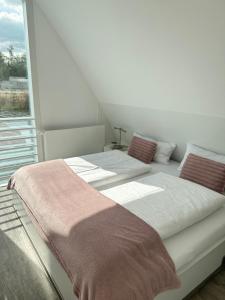 En eller flere senge i et værelse på schwimmende Villa Haus Beach