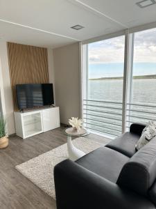 Et tv og/eller underholdning på schwimmende Villa Haus Beach