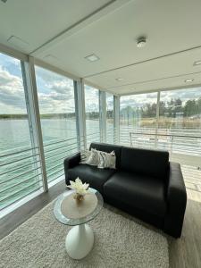 Et opholdsområde på schwimmende Villa Haus Beach