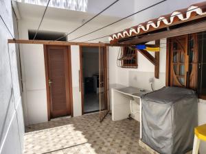 a room with a table and a counter in a room at Apto em Porto Seguro - Centro in Porto Seguro