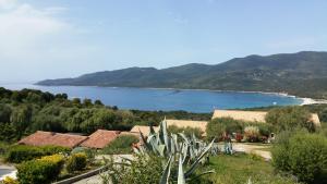 una vista di uno specchio d'acqua da una collina di Maison Alba Rossa 56 a Serra di Ferro