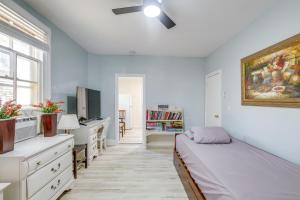 um quarto com uma cama, uma escrivaninha e uma TV em Walk to Beach and Dtwn Apt in Ocean Grove em Ocean Grove
