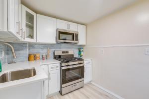 A cozinha ou kitchenette de Walk to Beach and Dtwn Apt in Ocean Grove