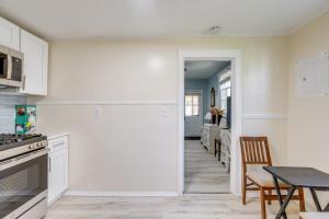 A cozinha ou kitchenette de Walk to Beach and Dtwn Apt in Ocean Grove