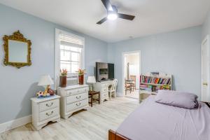 um quarto com uma cama e uma TV de tela plana em Walk to Beach and Dtwn Apt in Ocean Grove em Ocean Grove