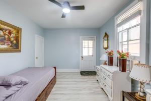 Uma cama ou camas num quarto em Walk to Beach and Dtwn Apt in Ocean Grove