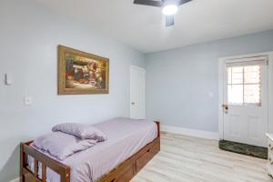 Uma cama ou camas num quarto em Walk to Beach and Dtwn Apt in Ocean Grove