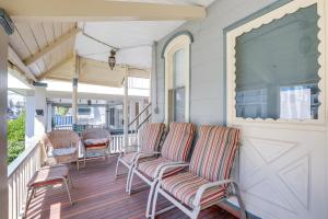 Uma varanda ou terraço em Walk to Beach and Dtwn Apt in Ocean Grove