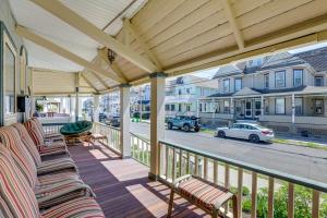 Uma varanda ou terraço em Walk to Beach and Dtwn Apt in Ocean Grove