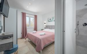 En eller flere senge i et værelse på Villa Paradise + 27 billeder